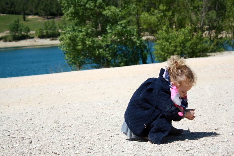 ramasser caillou lac