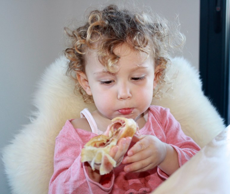 violette mange le pain